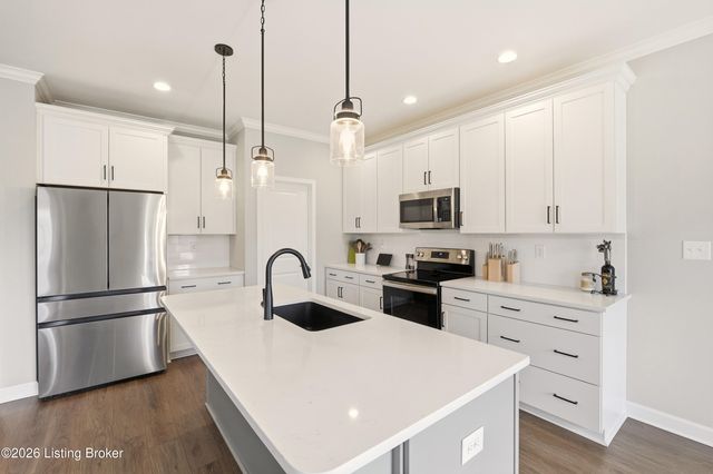 1302 Conservatory Ln, Louisville, KY 40223