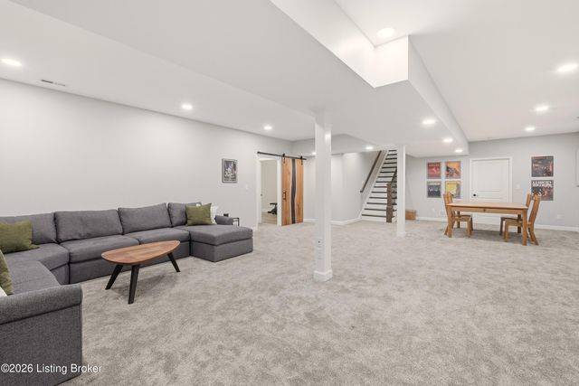 1302 Conservatory Ln, Louisville, KY 40223