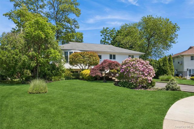 20 Melbourne Lane, Old Bethpage, NY 11804