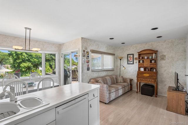 20 Melbourne Lane, Old Bethpage, NY 11804