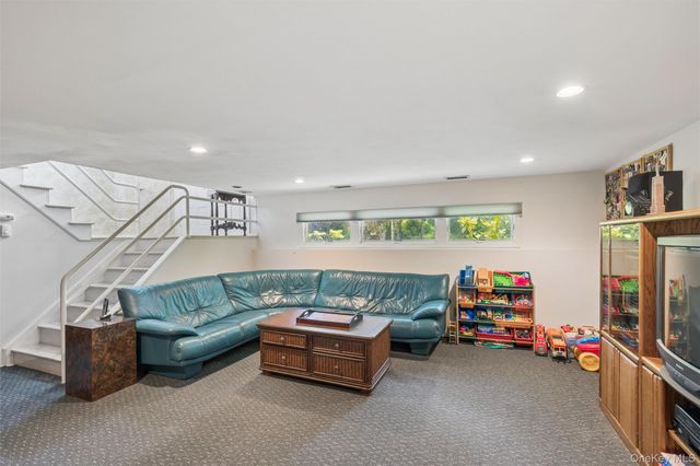 20 Melbourne Lane, Old Bethpage, NY 11804