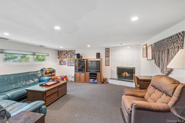 20 Melbourne Lane, Old Bethpage, NY 11804