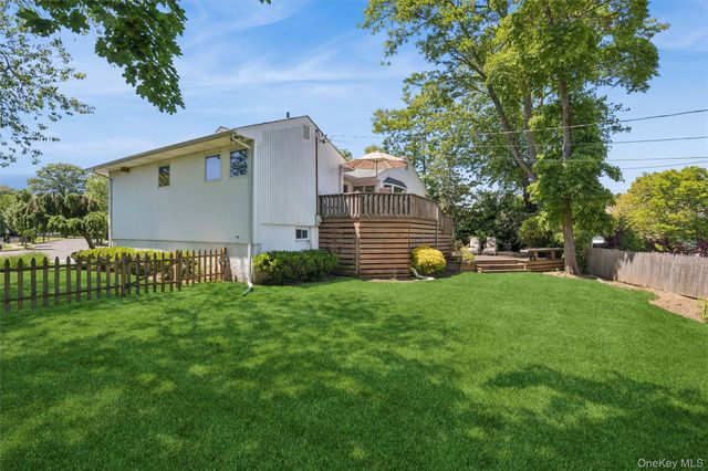 20 Melbourne Lane, Old Bethpage, NY 11804