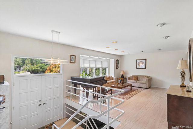 20 Melbourne Lane, Old Bethpage, NY 11804