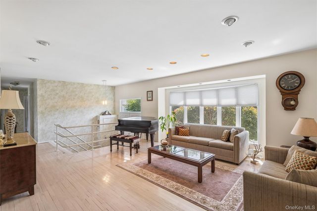 20 Melbourne Lane, Old Bethpage, NY 11804