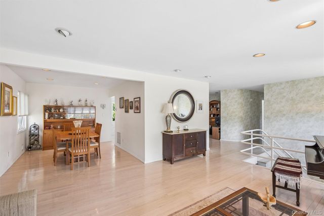 20 Melbourne Lane, Old Bethpage, NY 11804