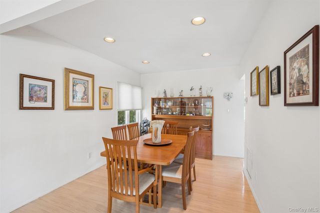 20 Melbourne Lane, Old Bethpage, NY 11804