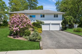20 Melbourne Lane, Old Bethpage, NY 11804