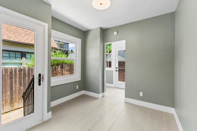 1045 35th St, Sacramento, CA 95816
