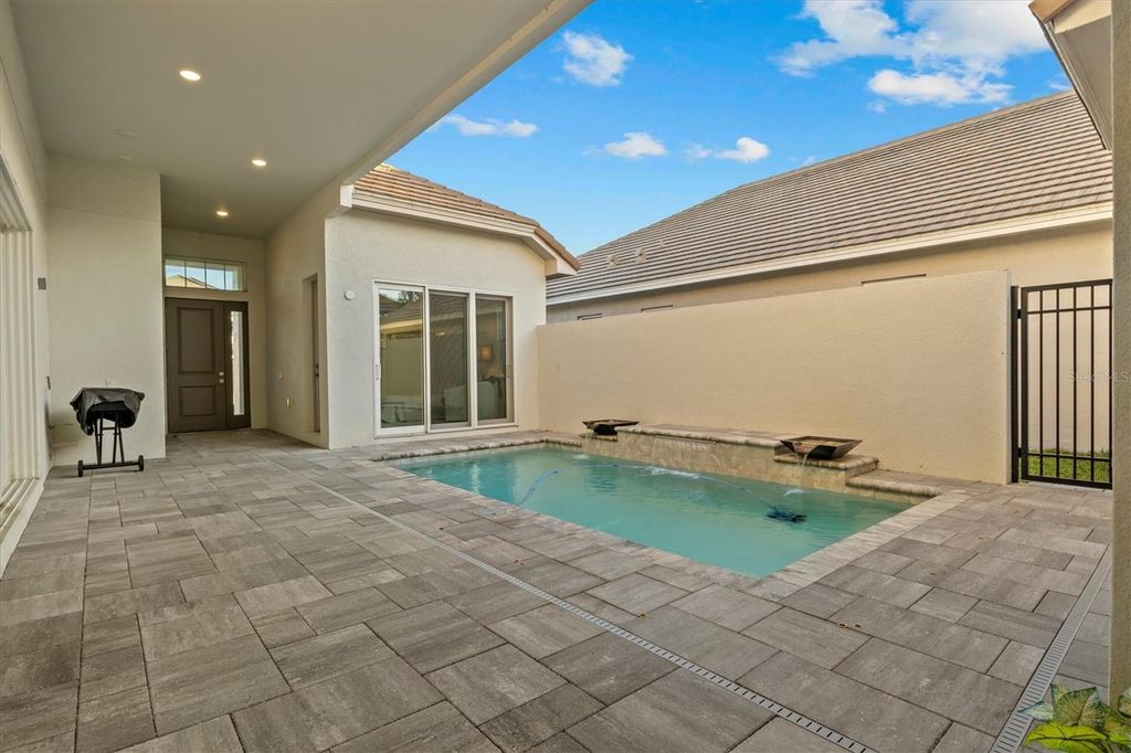 Image 5 of property listing at 168 HAMPTON LOOP, Davenport, FL 33837