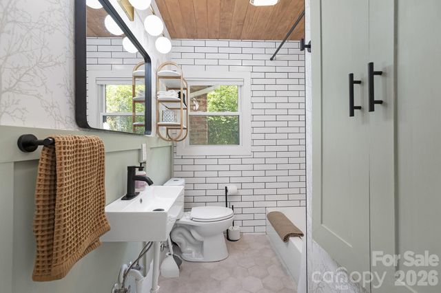 6213 Sharon Road, Charlotte, NC 28210
