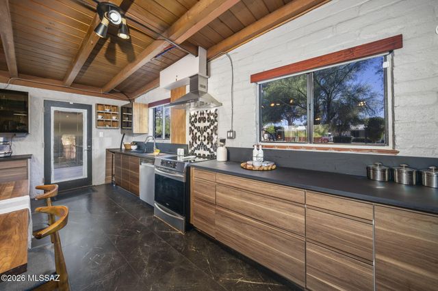 5911 E Oak Street, Tucson, AZ 85711