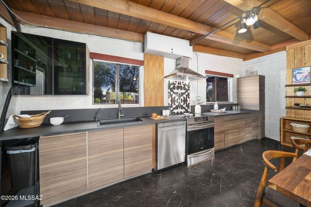 5911 E Oak Street, Tucson, AZ 85711