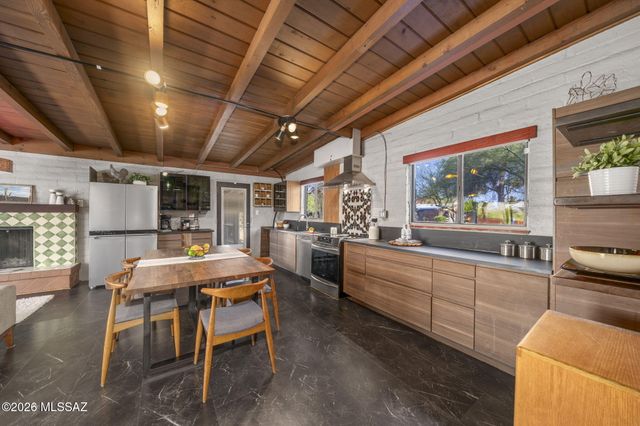 5911 E Oak Street, Tucson, AZ 85711