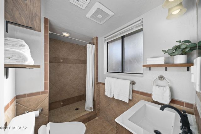 5911 E Oak Street, Tucson, AZ 85711