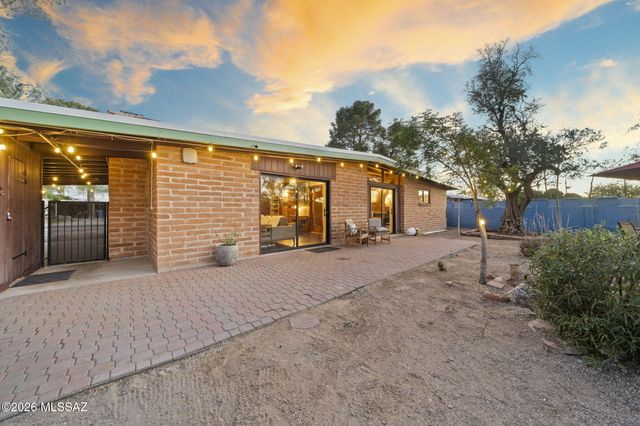 5911 E Oak Street, Tucson, AZ 85711