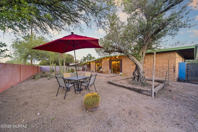 5911 E Oak Street, Tucson, AZ 85711