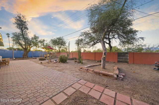5911 E Oak Street, Tucson, AZ 85711