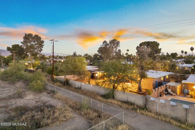 5911 E Oak Street, Tucson, AZ 85711