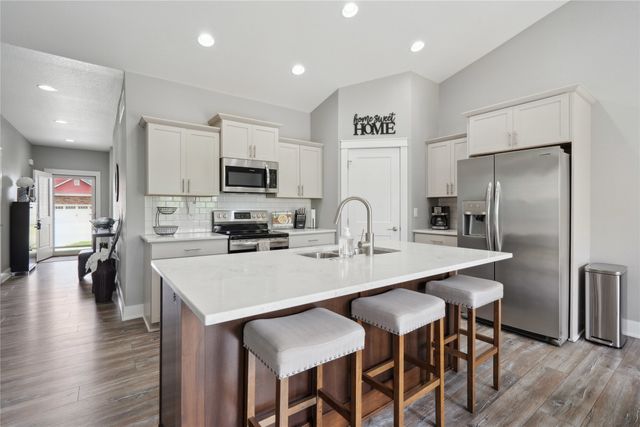 6398 NE 8th Court, Des Moines, IA 50313
