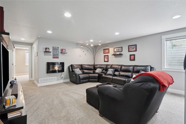 6398 NE 8th Court, Des Moines, IA 50313