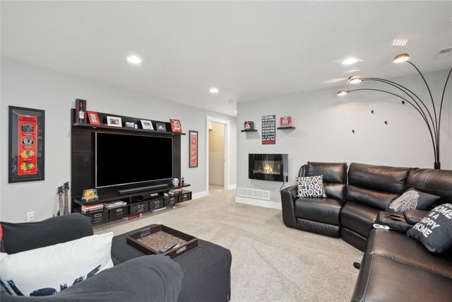 6398 NE 8th Court, Des Moines, IA 50313