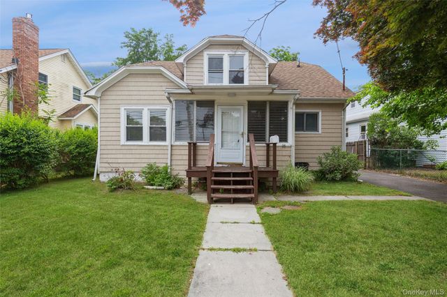 23 S Summit Avenue, Patchogue, NY 11772