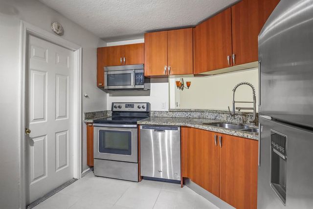 14 Vía De Casas Sur 103, Boynton Beach, FL 33426