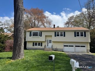 39 Robinwood Road, Trumbull, CT 06611