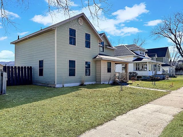 310 N Wacouta Avenue, Prairie Du Chien, WI 53821