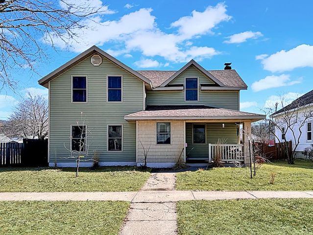 310 N Wacouta Avenue, Prairie Du Chien, WI 53821