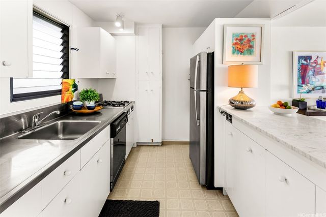 2895 Kalakaua Avenue PH5, Honolulu, HI 96815