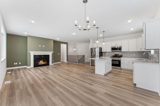 1561 Creekwood Dr, New Richmond, WI 54017