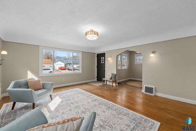 707 W 13th St Street, Sioux Falls, SD 57104