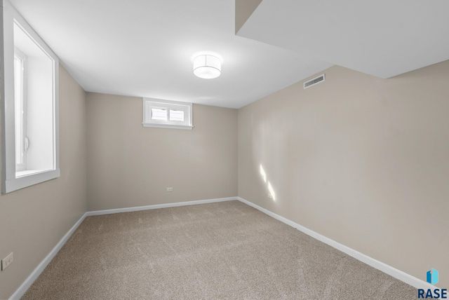 707 W 13th St Street, Sioux Falls, SD 57104