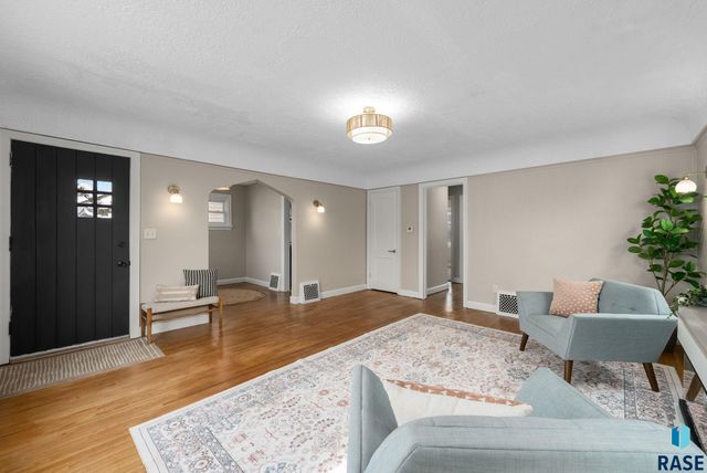 707 W 13th St Street, Sioux Falls, SD 57104