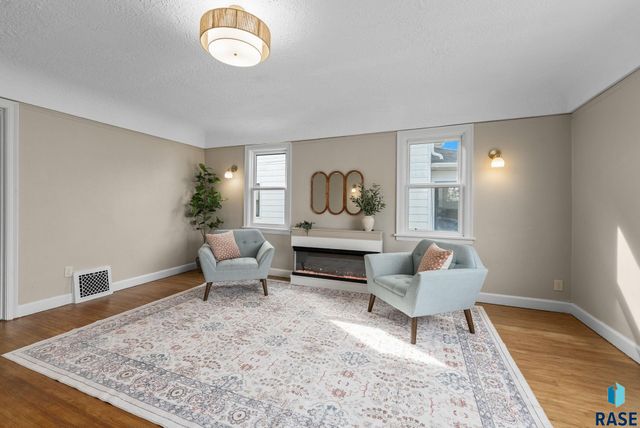 707 W 13th St Street, Sioux Falls, SD 57104