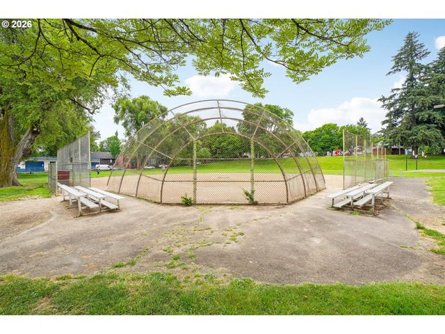 821 Se BUSH St, Portland, OR 97202