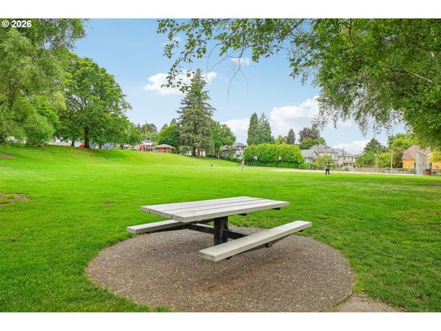 821 Se BUSH St, Portland, OR 97202