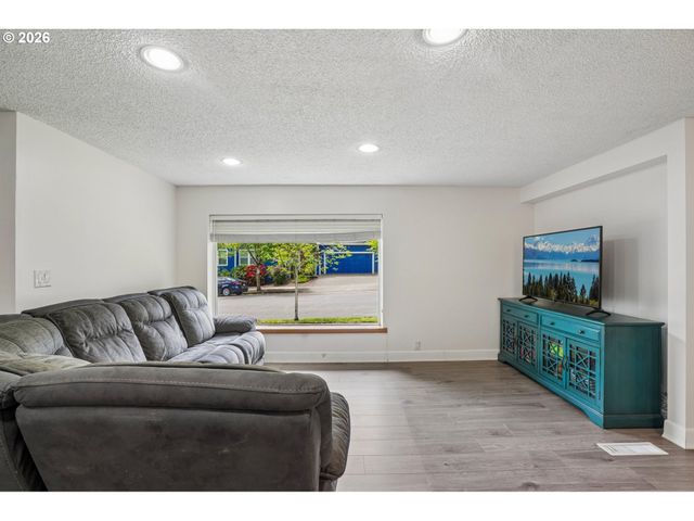 821 Se BUSH St, Portland, OR 97202