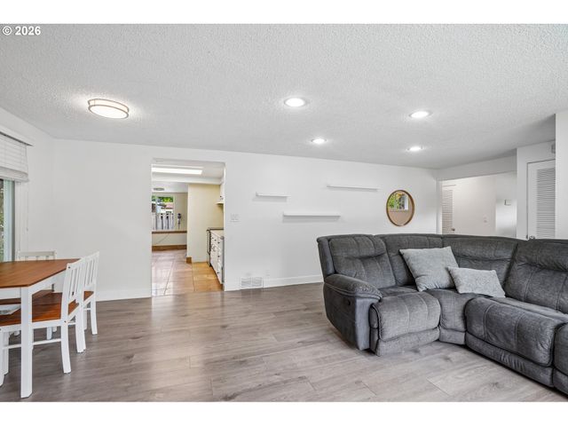 821 Se BUSH St, Portland, OR 97202