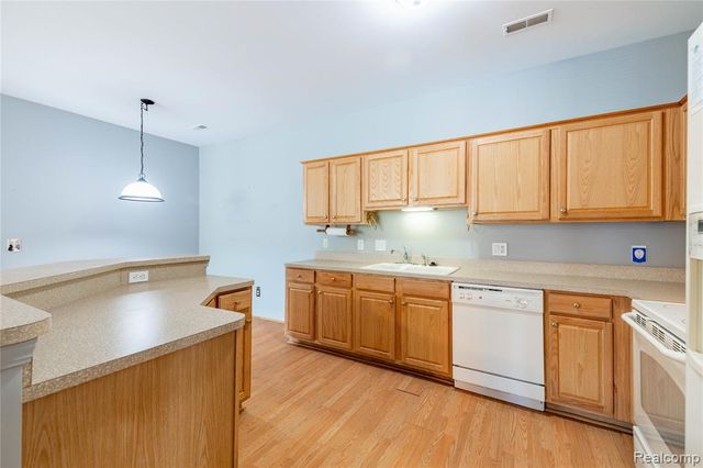 23030 Williamsburg Circle 15, Woodhaven, MI 48183