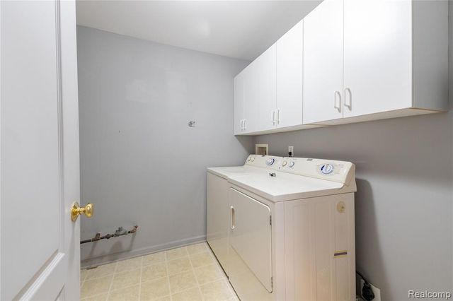 23030 Williamsburg Circle 15, Woodhaven, MI 48183