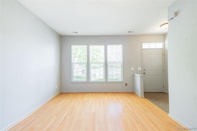 23030 Williamsburg Circle 15, Woodhaven, MI 48183