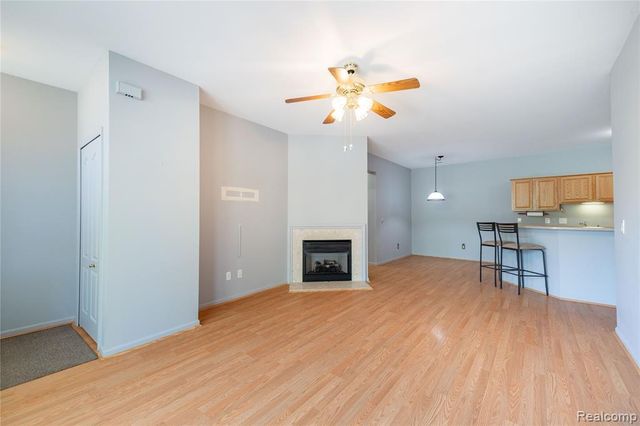 23030 Williamsburg Circle 15, Woodhaven, MI 48183