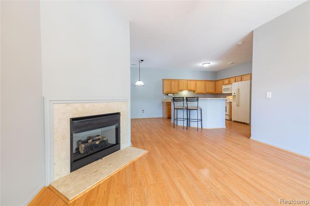 23030 Williamsburg Circle 15, Woodhaven, MI 48183