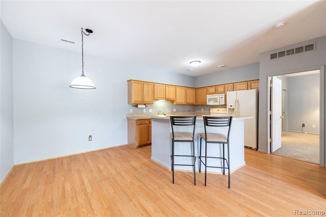 23030 Williamsburg Circle 15, Woodhaven, MI 48183