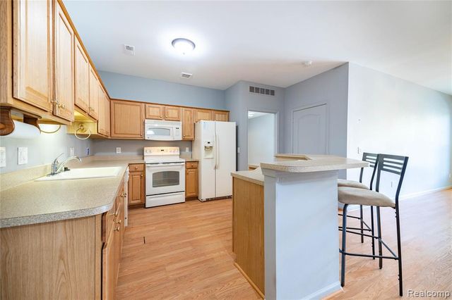 23030 Williamsburg Circle 15, Woodhaven, MI 48183