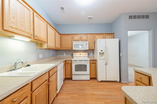 23030 Williamsburg Circle 15, Woodhaven, MI 48183
