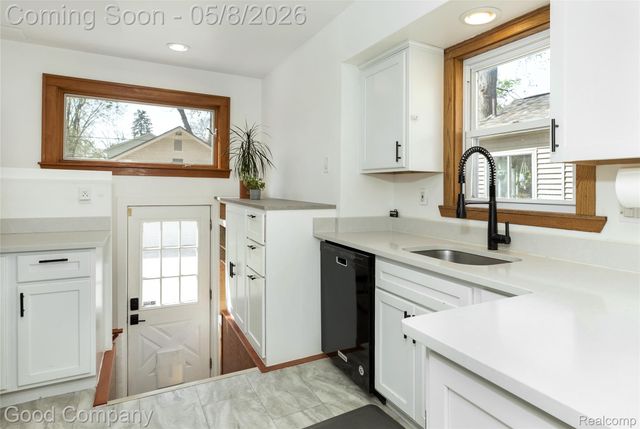 621 W Hazelhurst Street, Ferndale, MI 48220